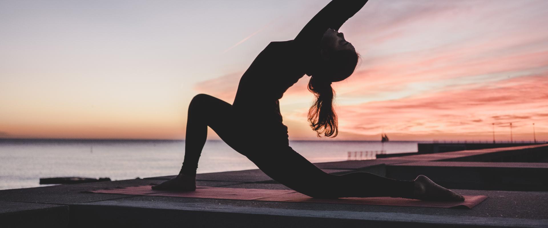 Jak wybrać dobrą matę do jogi?